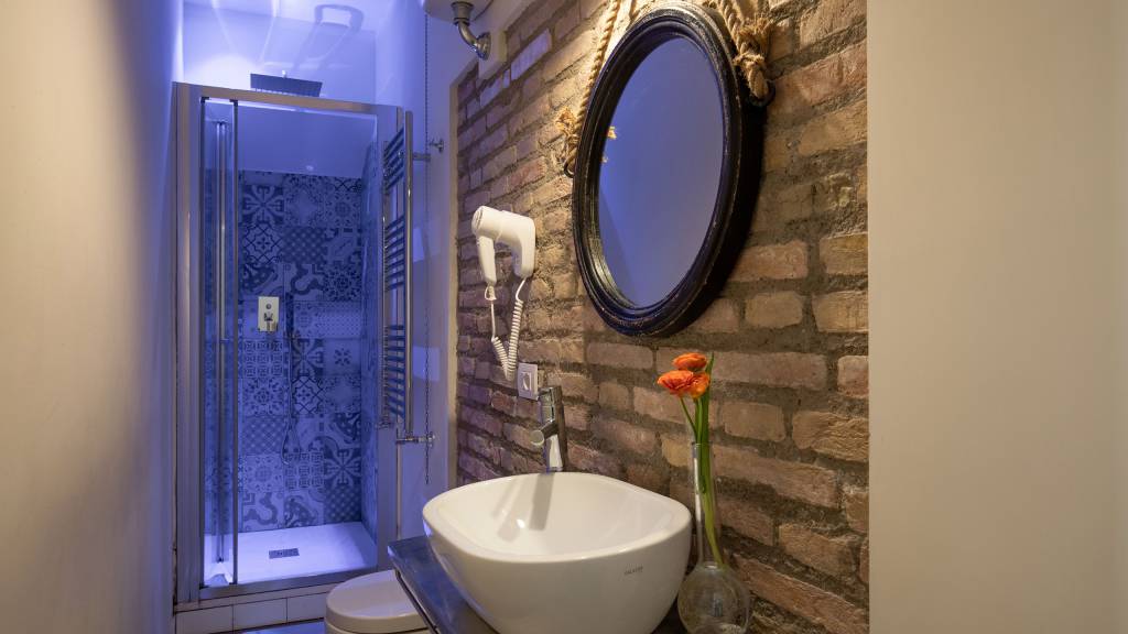 Spagna-Secret-Rooms-Roma-Bagno-Standard